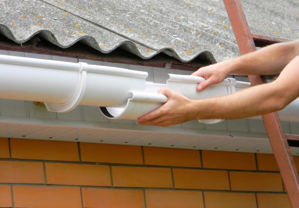 Gutter Hanging in Joliet